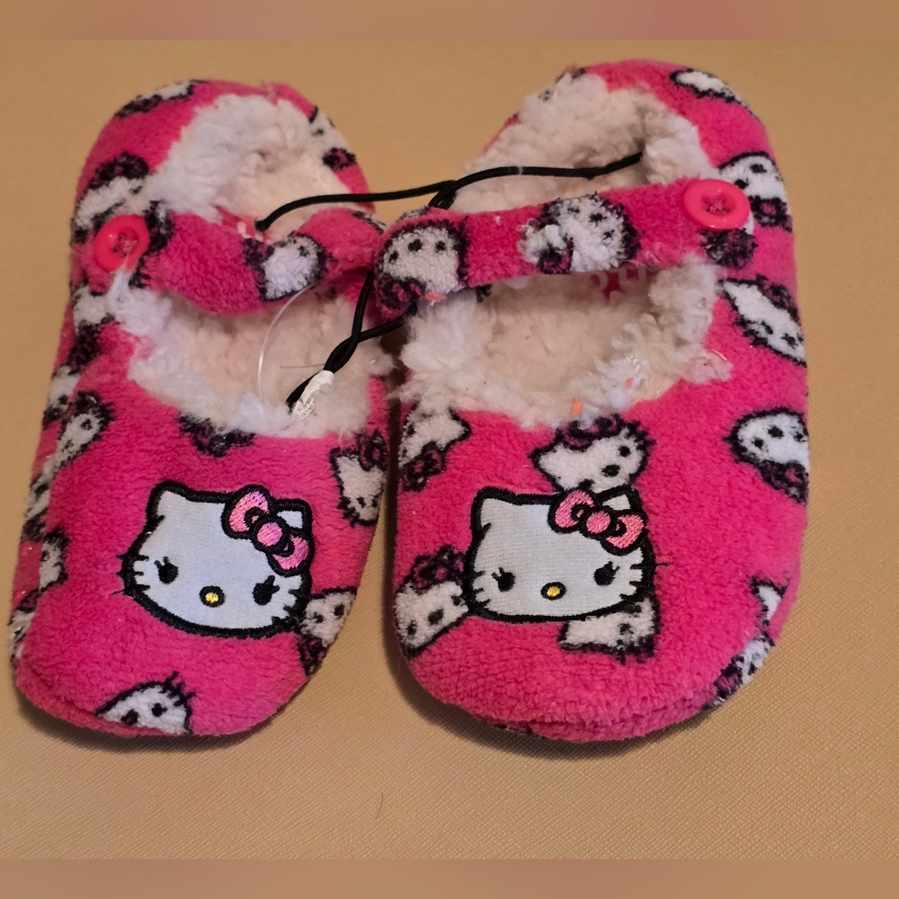 NWOT-Hello Kitty Pink Fuzzy Slippers